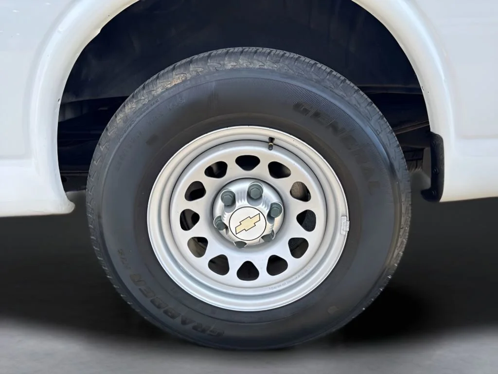 Used 2011 SUMMIT WHITE Chevrolet  image 26