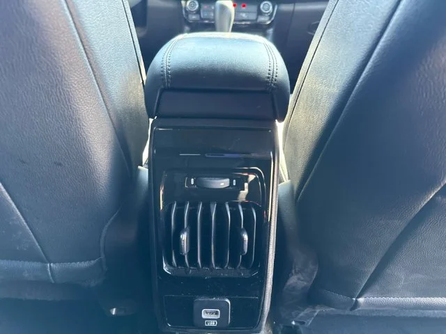 Used 2025 White Jeep Latitude image 17