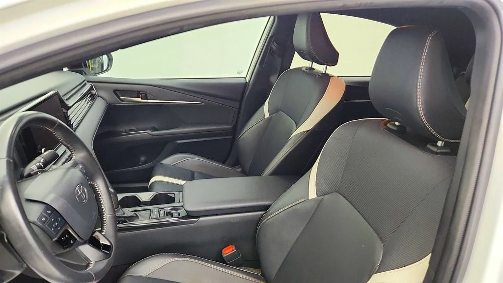 Used 2025 Ice Cap Toyota SE w/ Convenience Pkg image 19