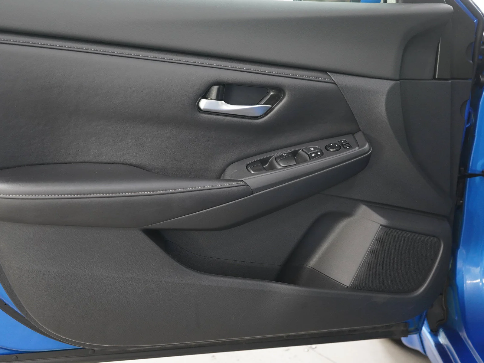 Used 2021 Blue Nissan SV image 16