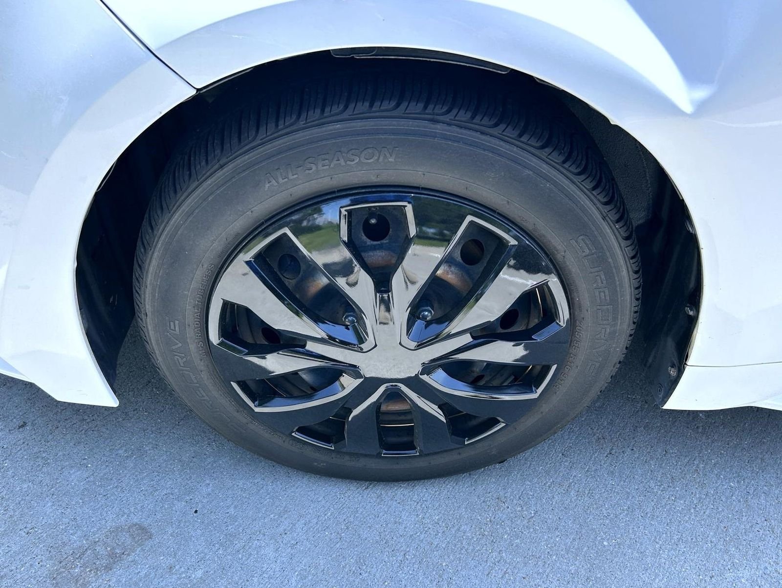 Used 2020 White Toyota LE image 22