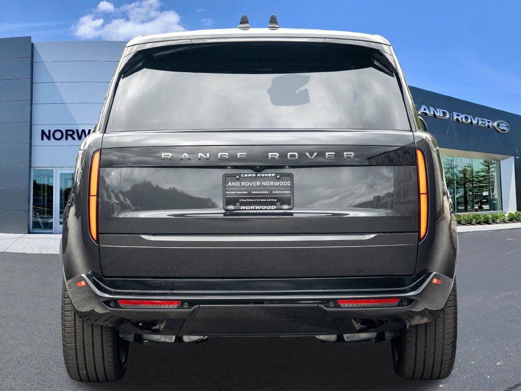 New 2026 Carpathian Grey Land Rover SE image 5