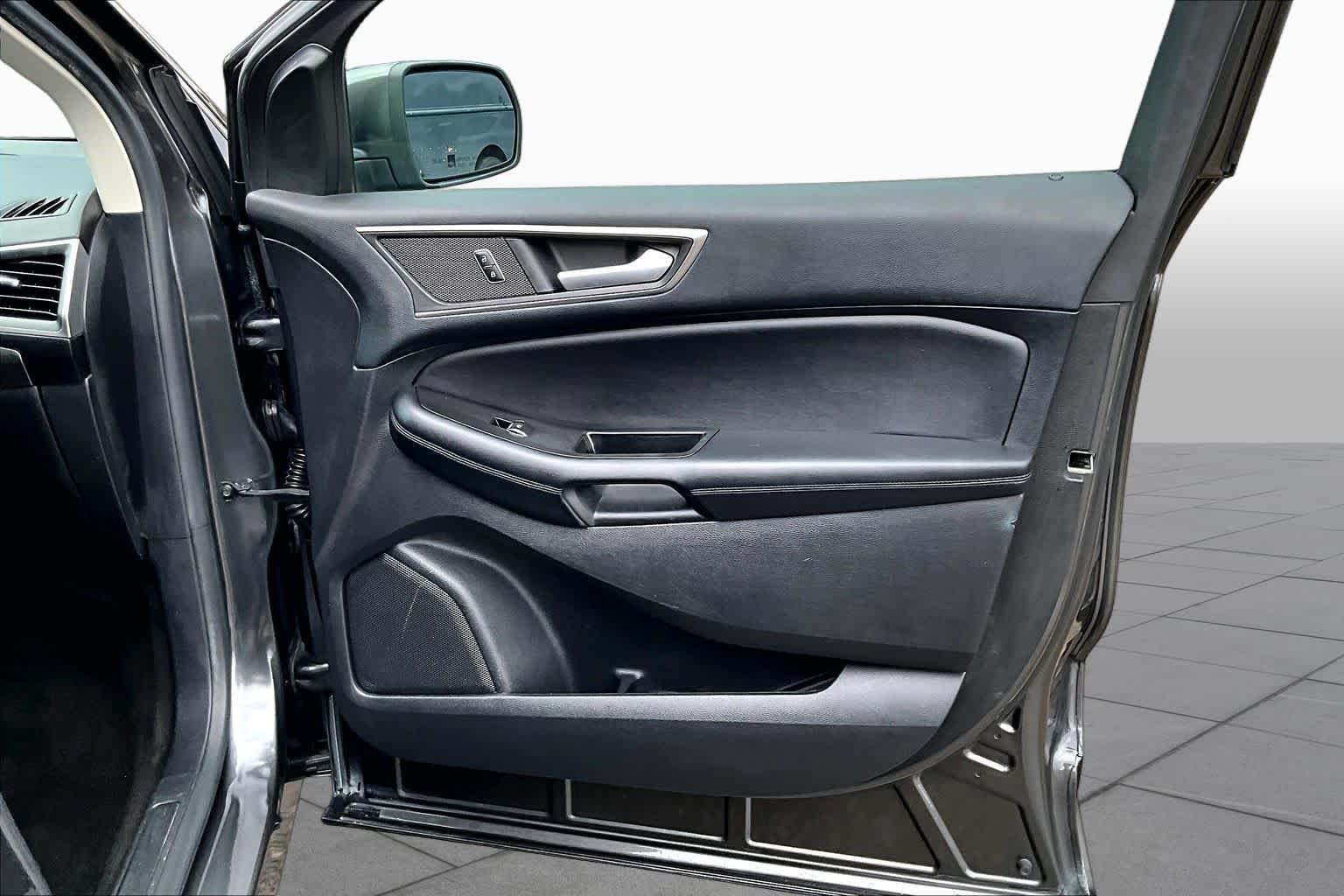 Used 2015 Magnetic Metallic Ford SEL image 25