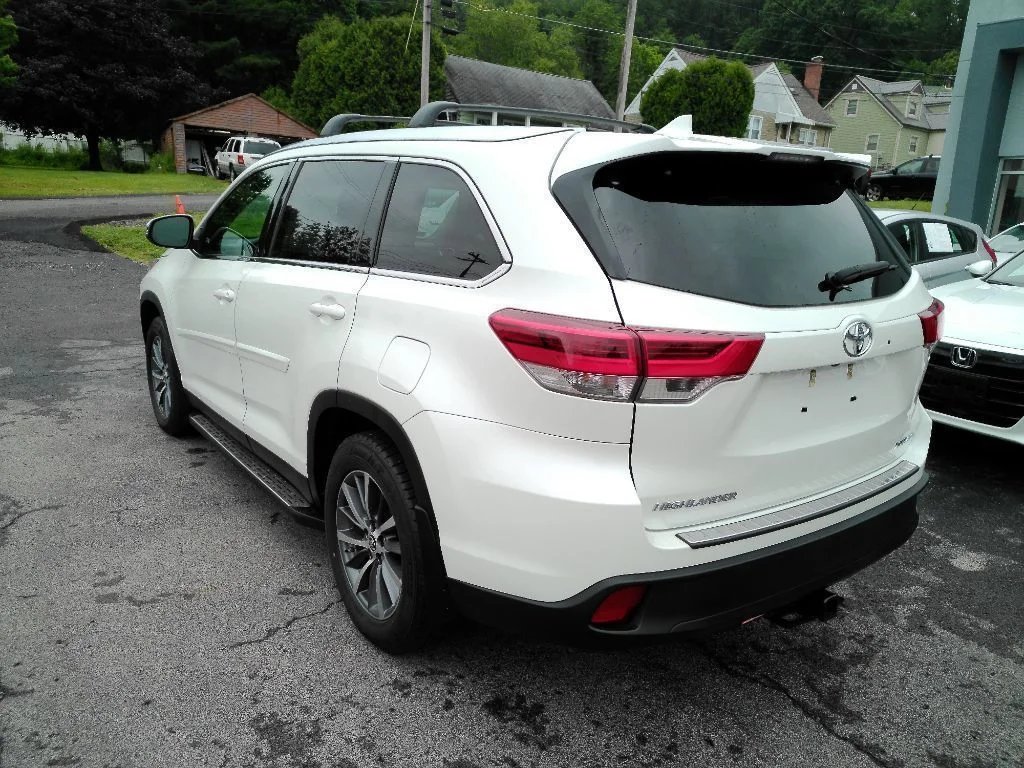 Used 2019 White Toyota XLE image 7