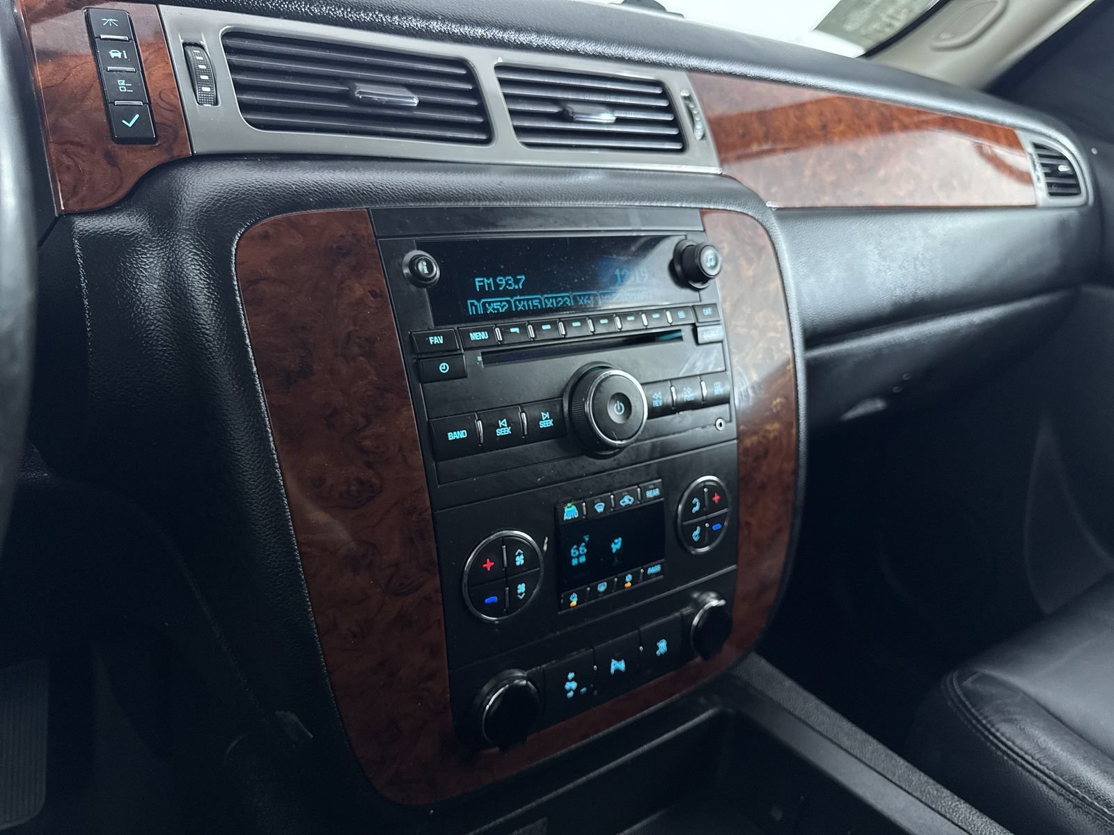 Used 2011 Black Chevrolet LT image 17