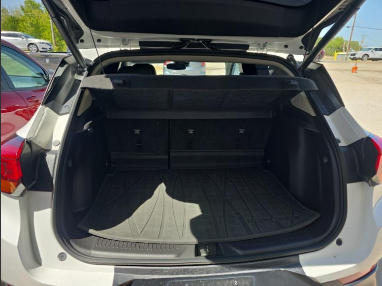 Used 2021 White Buick Essence image 14