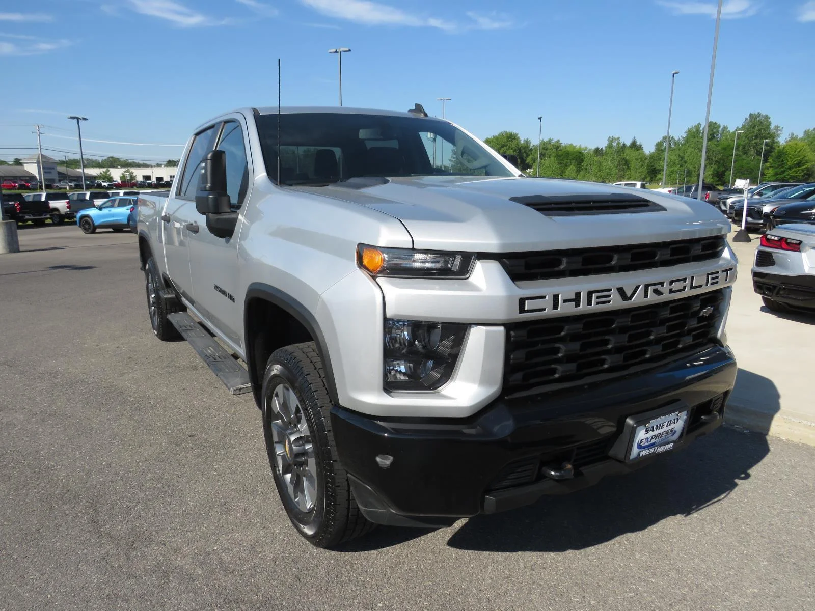 Used 2021 Silver Ice Metallic Chevrolet Custom image 3