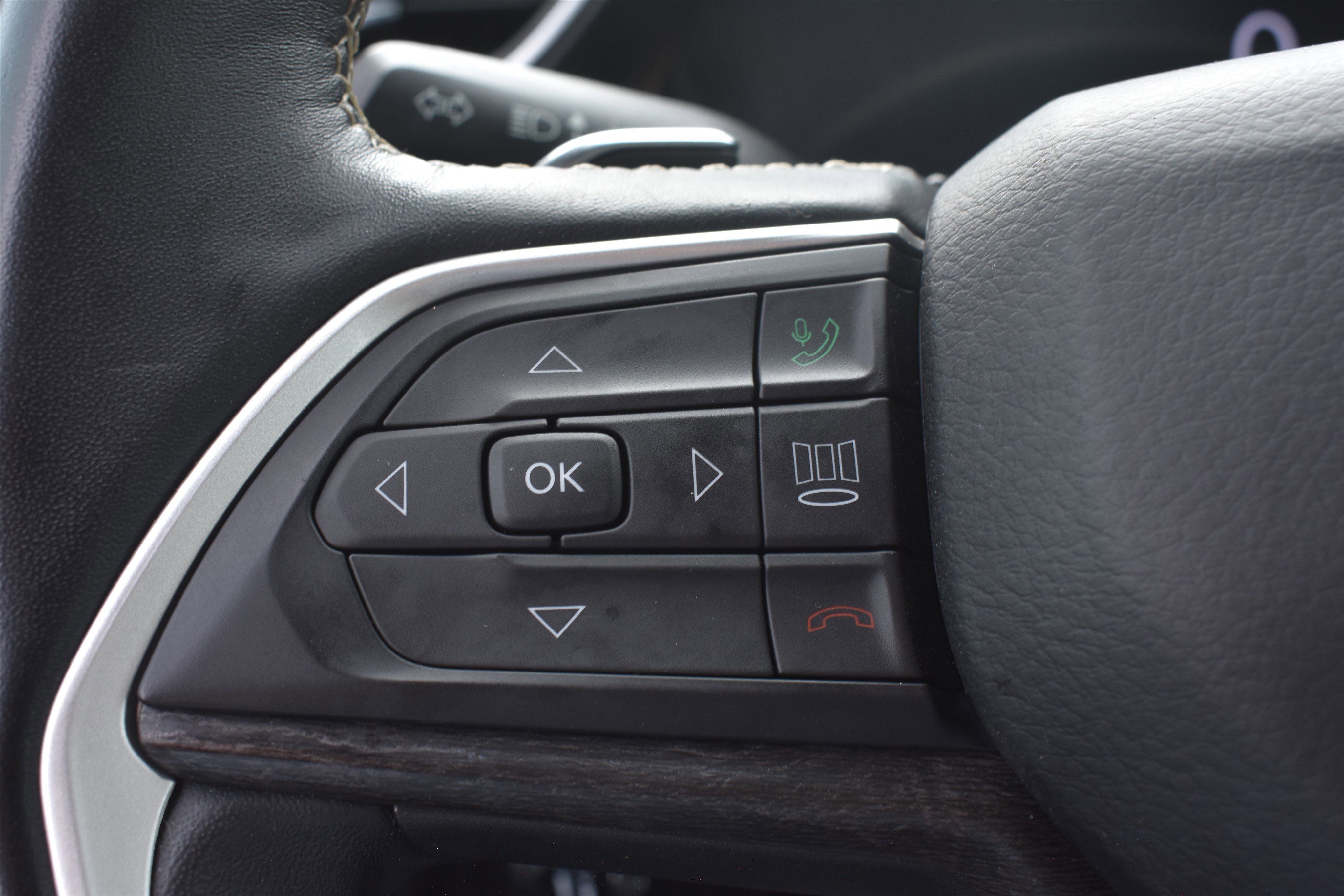 Used 2021 Diamond Black Crystal Pearlcoat Jeep Limited image 24