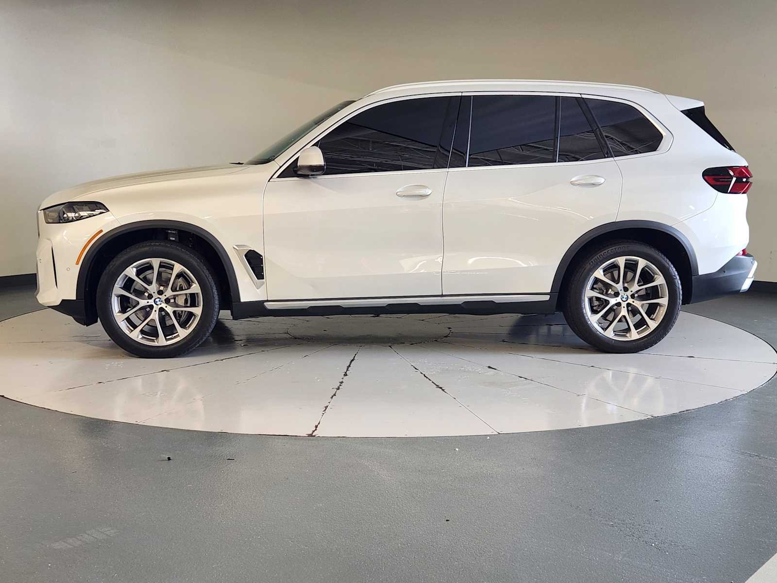 Used 2024 Mineral White Metallic BMW xDrive40i image 5
