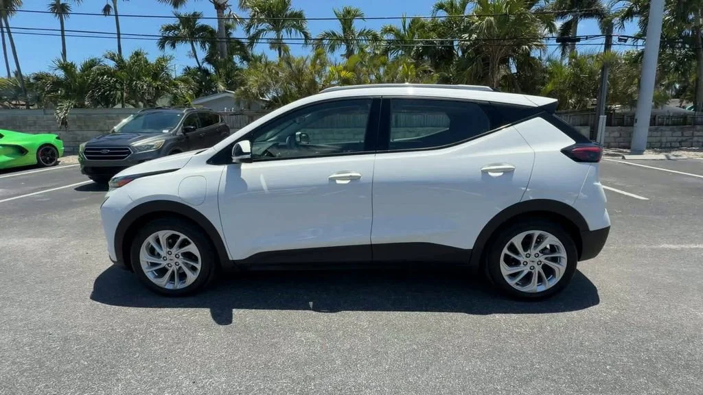 Used 2023 Summit White Chevrolet LT image 5