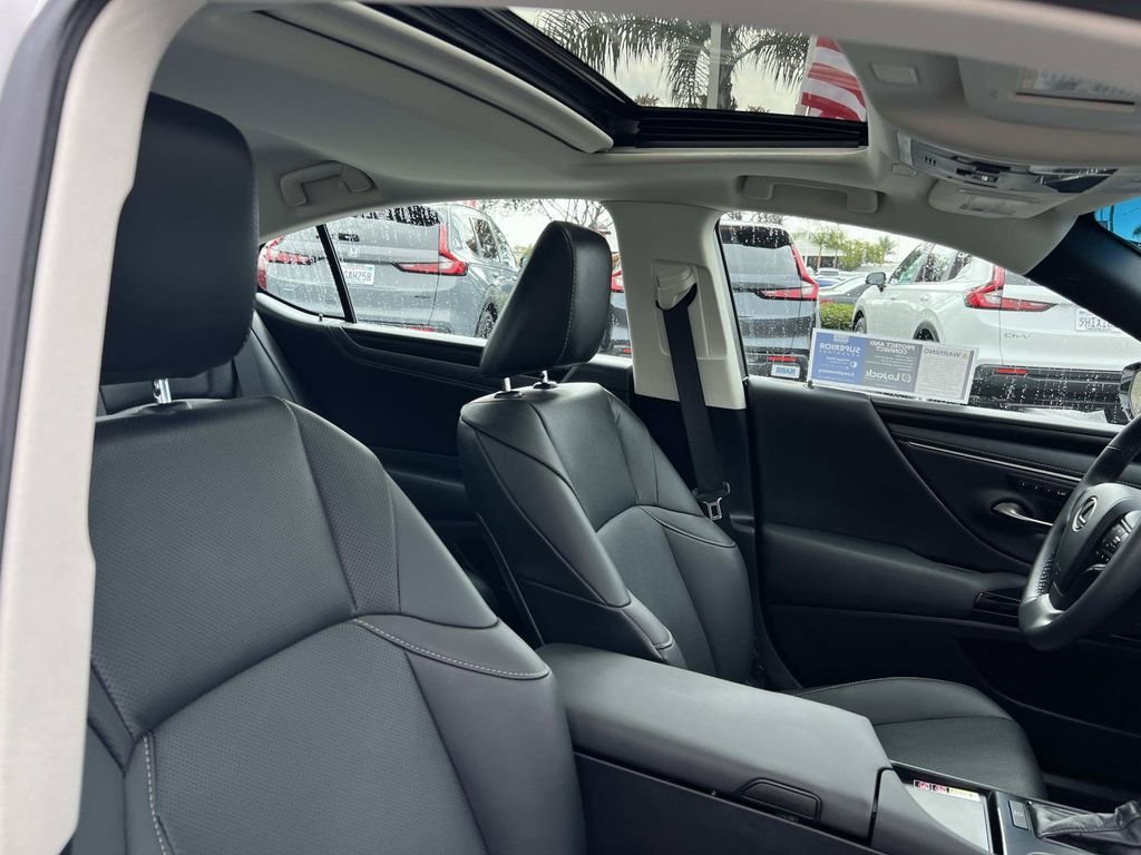 Used 2023 White Lexus 350 image 31