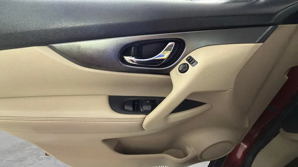 Used 2016 Red Nissan S image 24