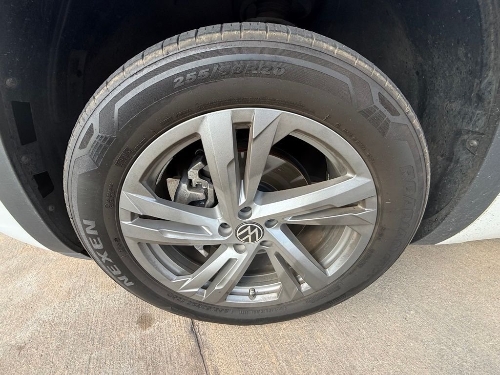 Used 2024  Volkswagen 2.0T SEL R-Line image 9