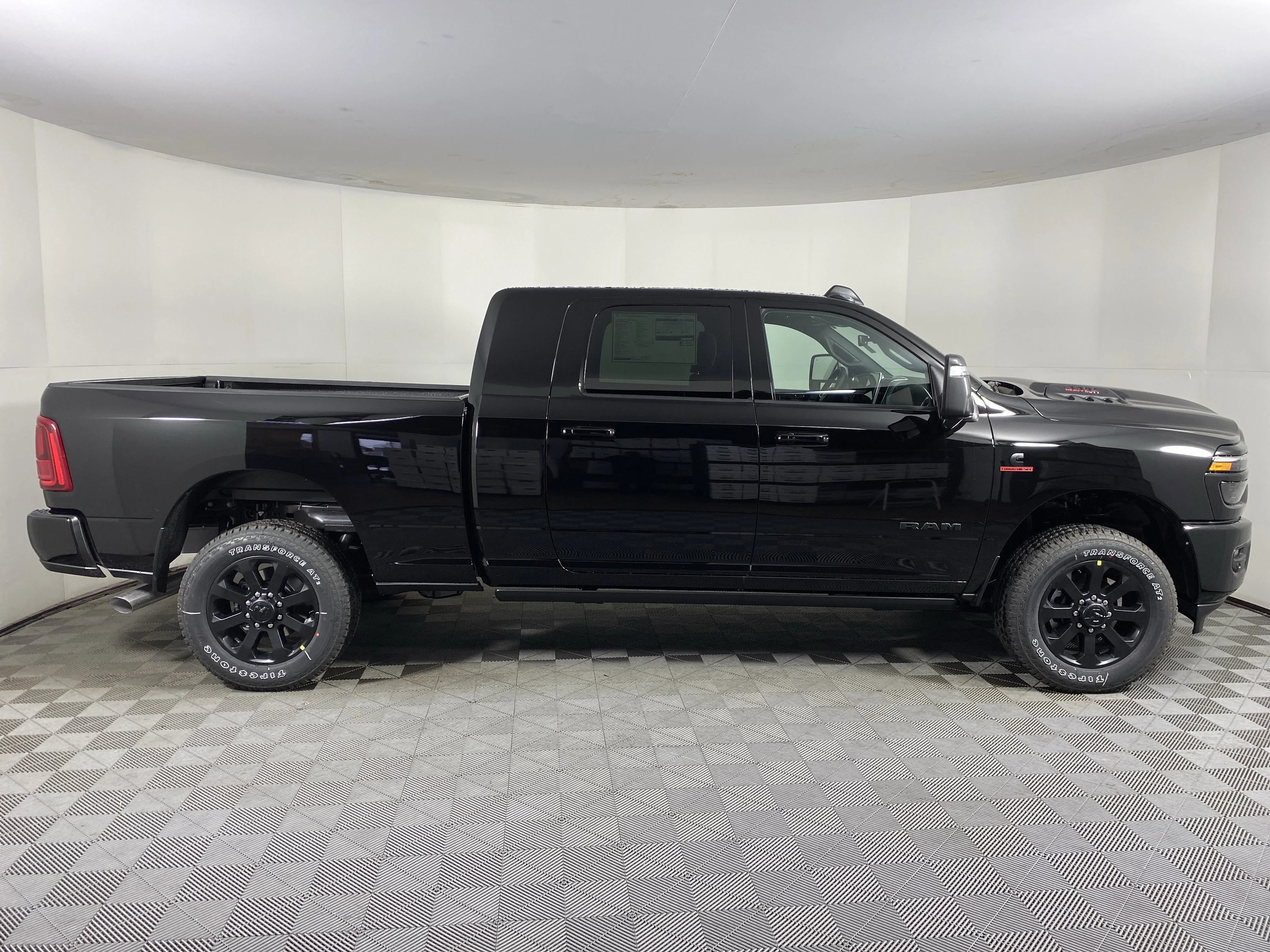 New 2026 Diamond Black Crystal Pearl-Coat Exterior Paint RAM Laramie image 7