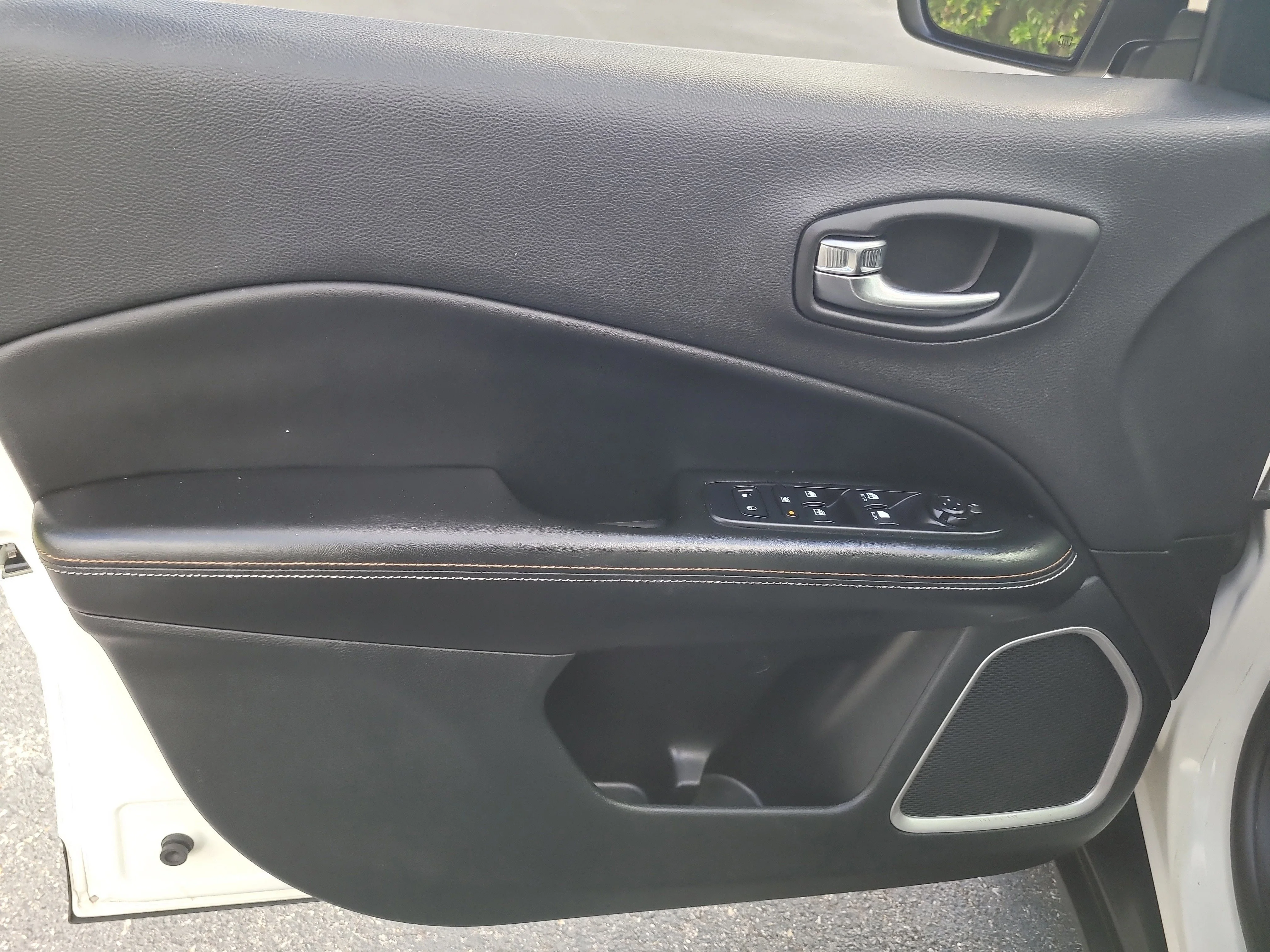 Used 2018 White Clearcoat Jeep Latitude image 33