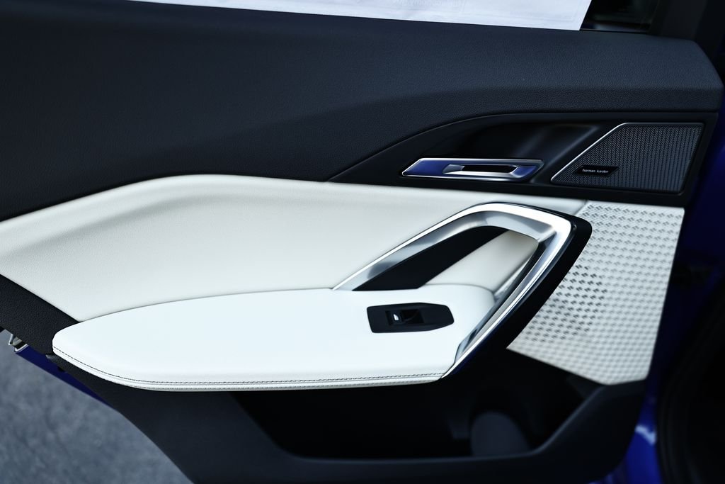 New 2027 C31 BMW xDrive28i image 20