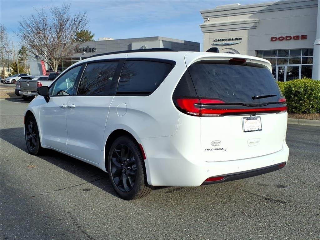 New 2026 Bright White Clear-Coat Exterior Paint Chrysler Select image 15