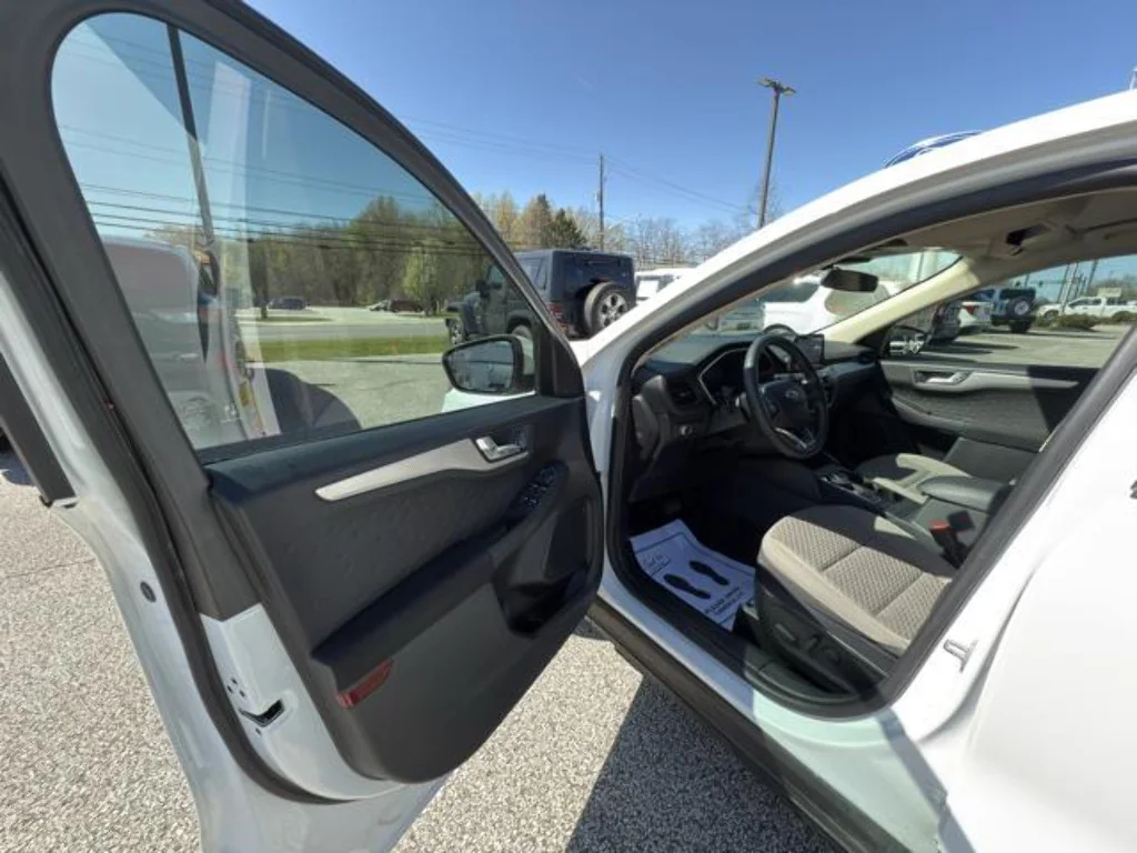 Certified Used 2020 Oxford White Ford SE image 11