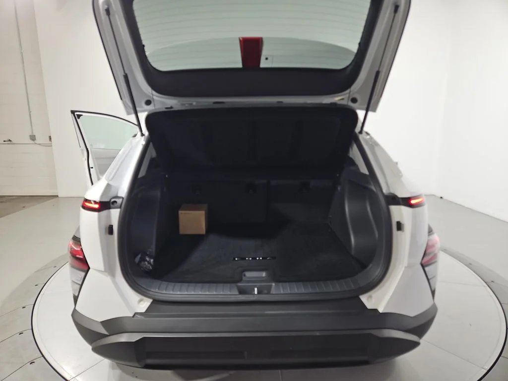 Used 2025 White Hyundai SEL Convenience image 24