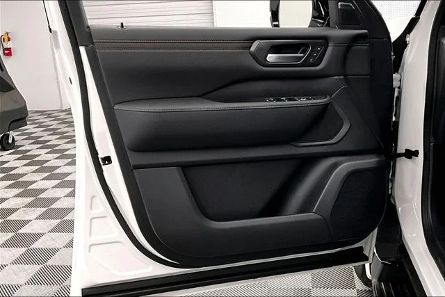 New 2026 Aspen White Tricoat Nissan SL image 34