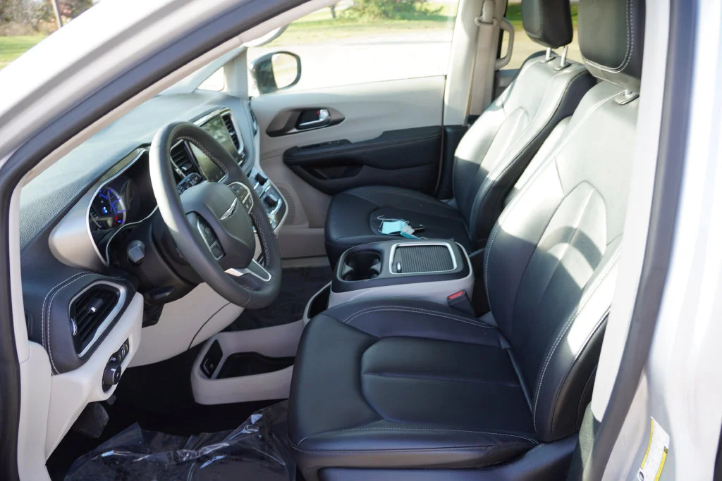 Used 2024 Silver Chrysler Select image 16
