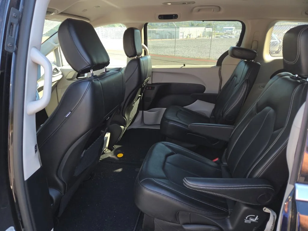 Used 2024 Black Chrysler Touring L image 23