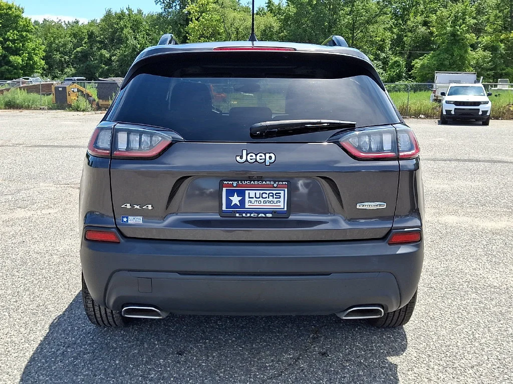 Used 2022 Granite Crystal Metallic Clearcoat Jeep Latitude Lux image 10