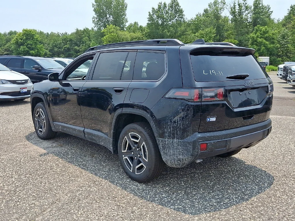 New 2026 Diamond Black Crystal Pearl-Coat Exterior Paint Jeep Laredo image 6