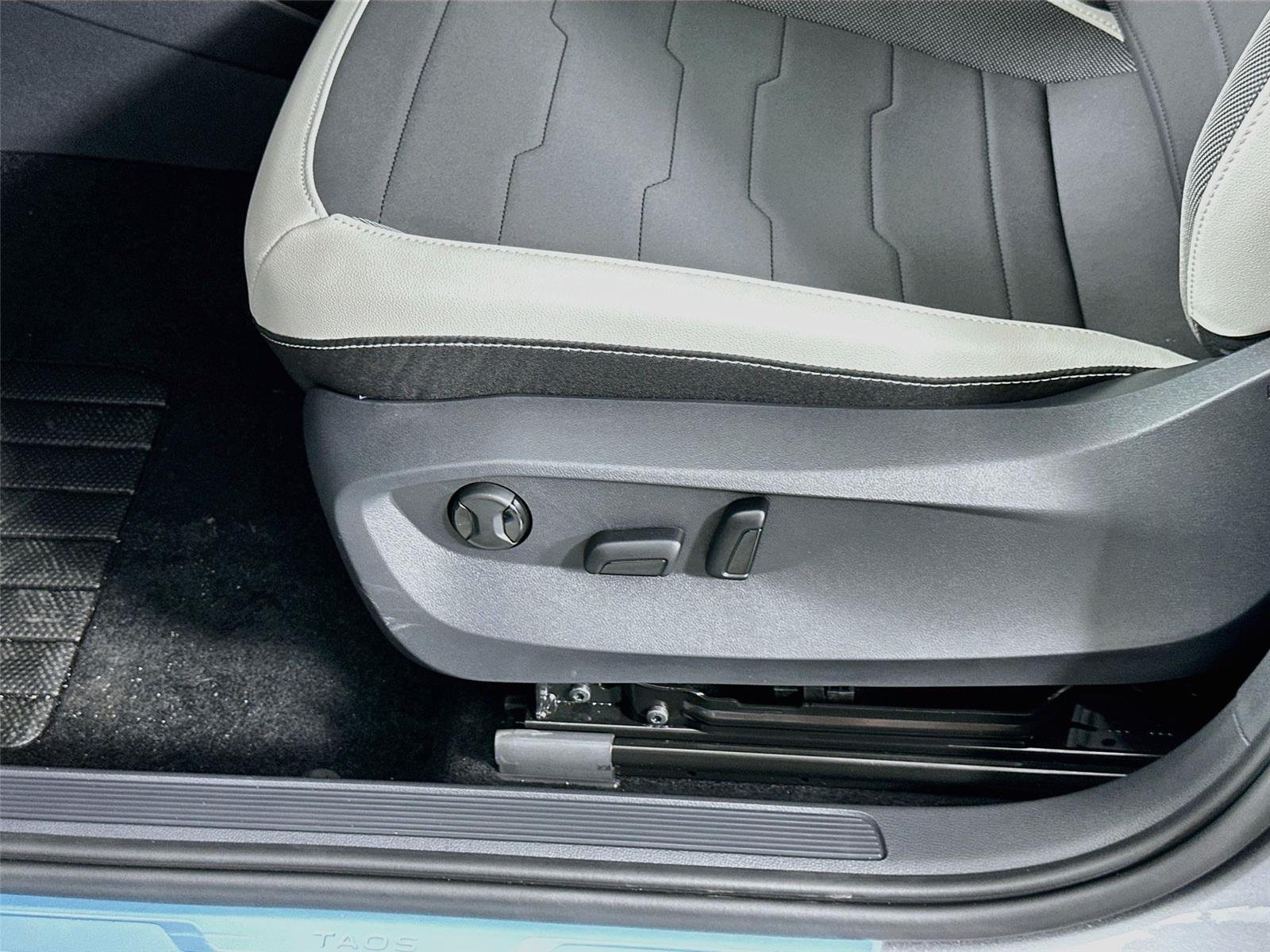 2025 Volkswagen Taos SE - Photo 15
