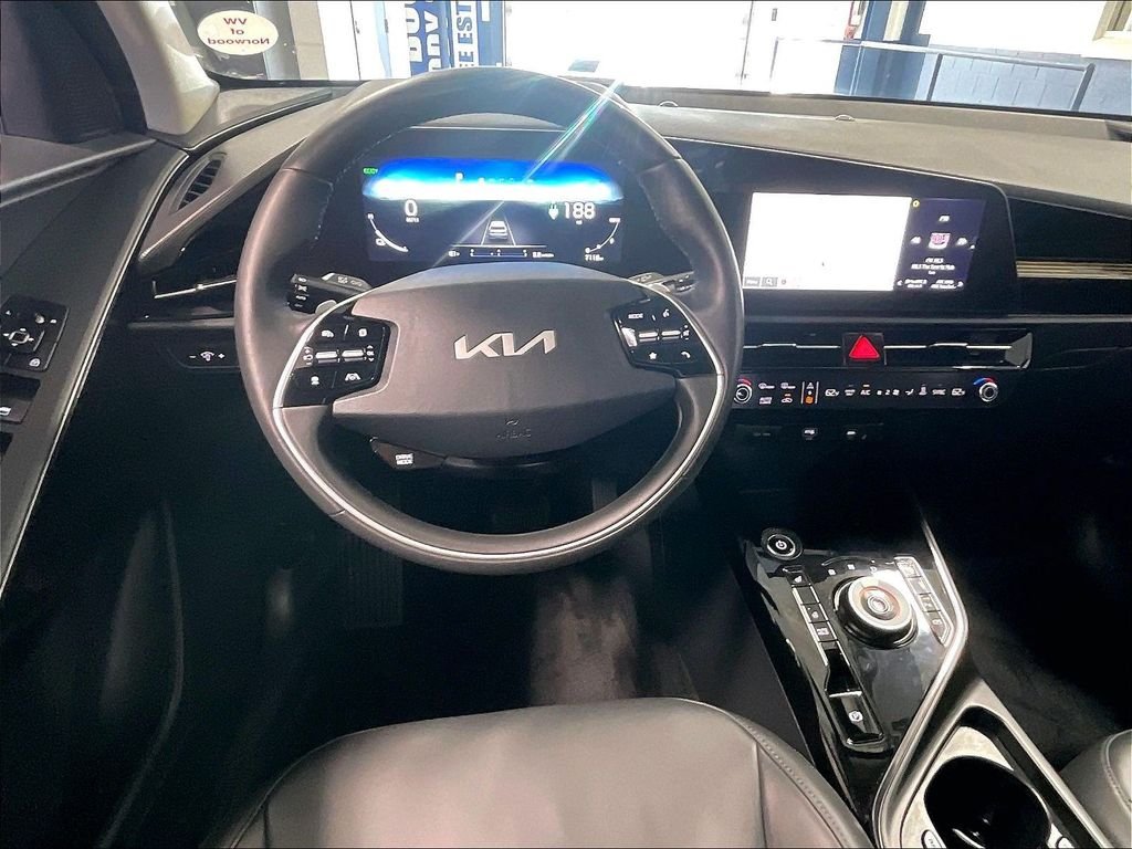 Used 2025 Black Kia Wind image 18
