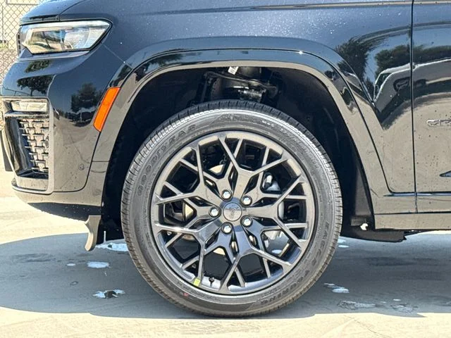 New 2026 Diamond Black Crystal Pearl-Coat Exterior Paint Jeep Summit image 6