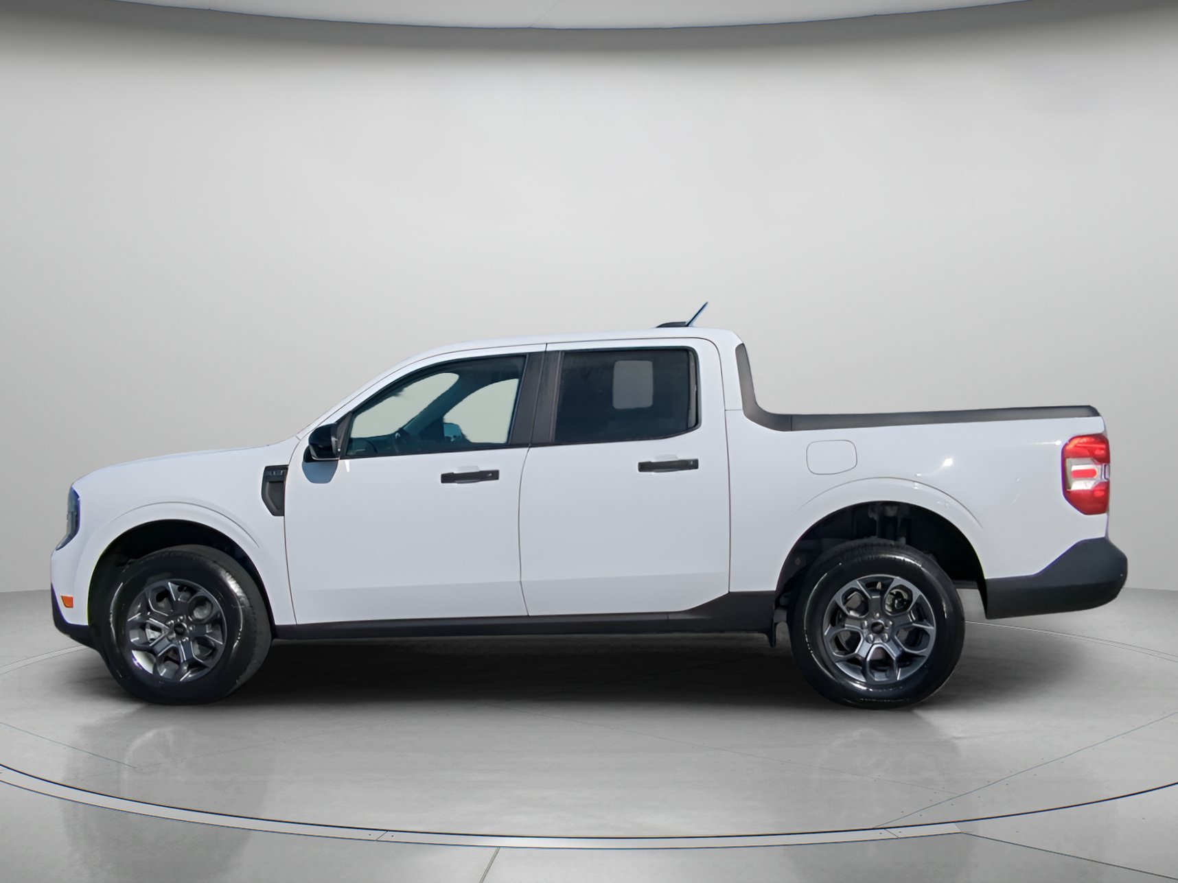 New 2026 Oxford White Ford XLT image 15