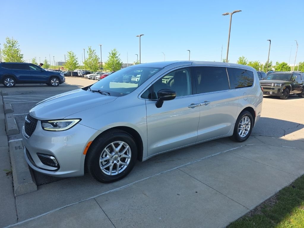 2024 Chrysler Pacifica Touring L's photo