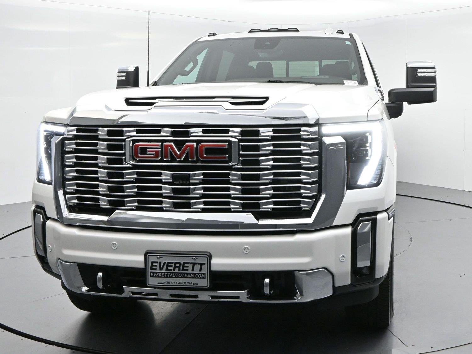 Used 2025 White Frost Tricoat GMC Denali image 3