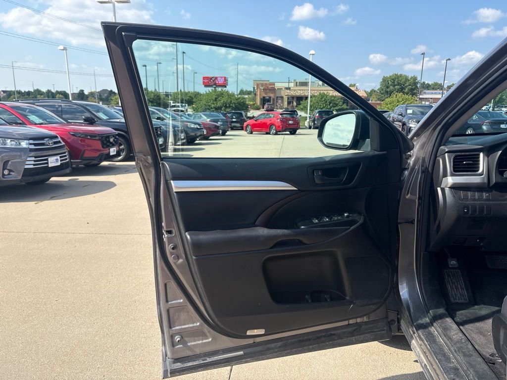 Used 2016 Gray Toyota LE V6 image 9