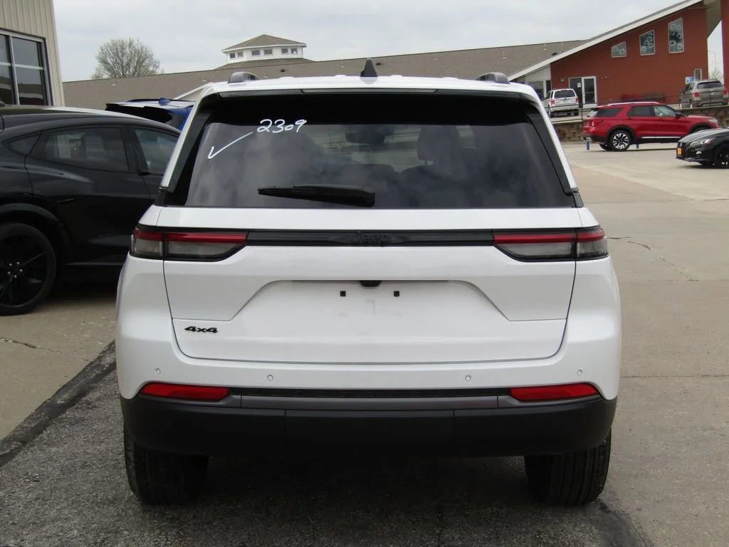 New 2026 Bright White Clearcoat Jeep Altitude image 4
