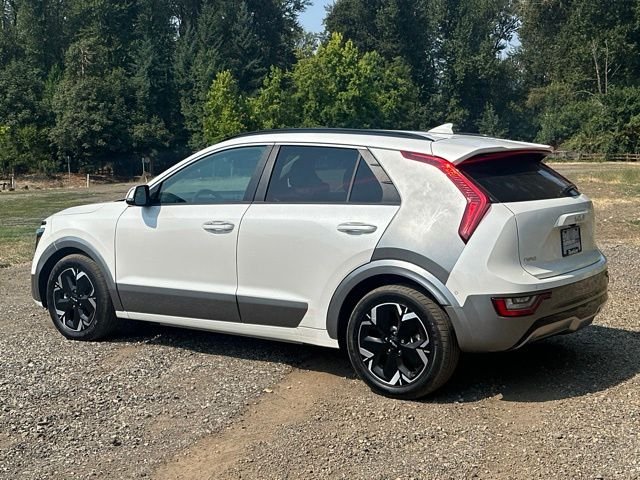 Used 2023 Snow White Pearl Kia Wave image 7