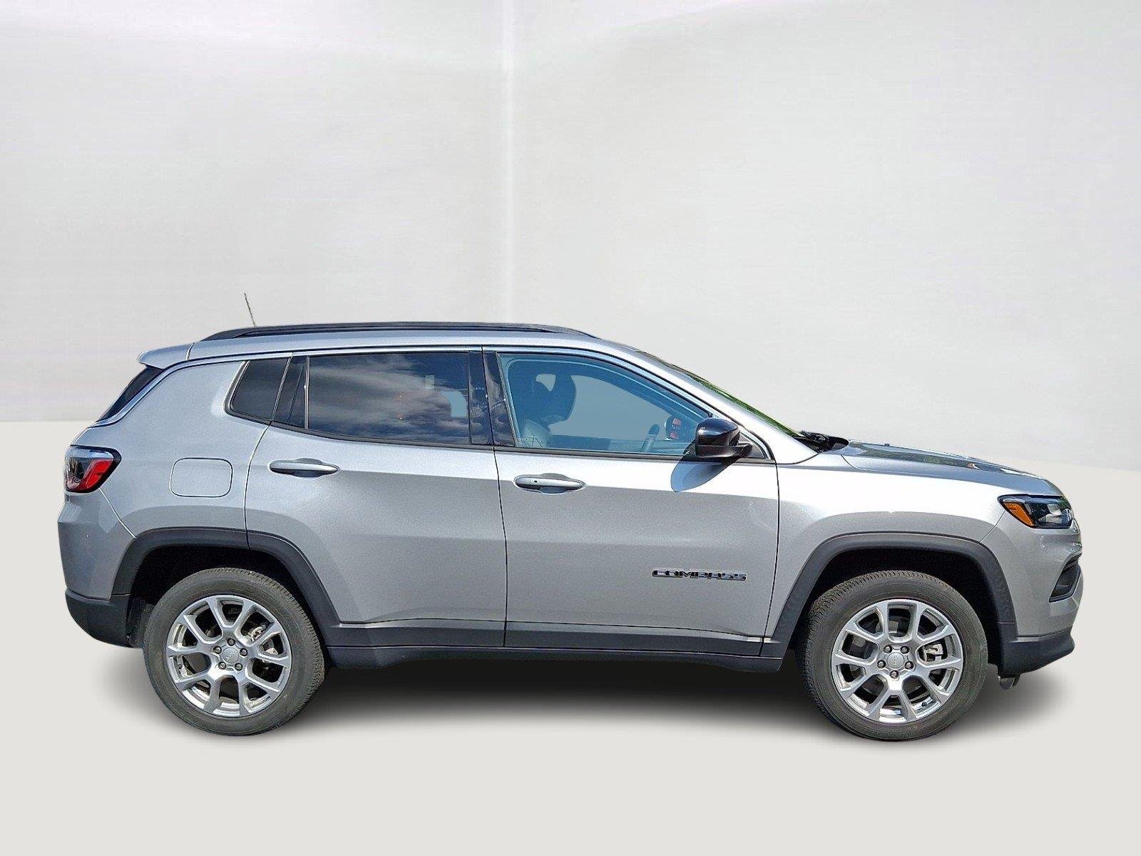 Used 2023 Billet Silver Metallic Clearcoat Jeep Latitude Lux image 7