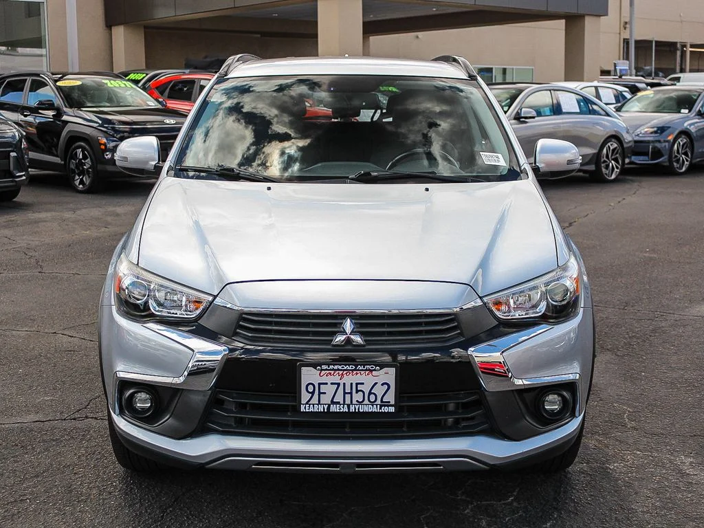 Used 2017  Mitsubishi SEL image 2