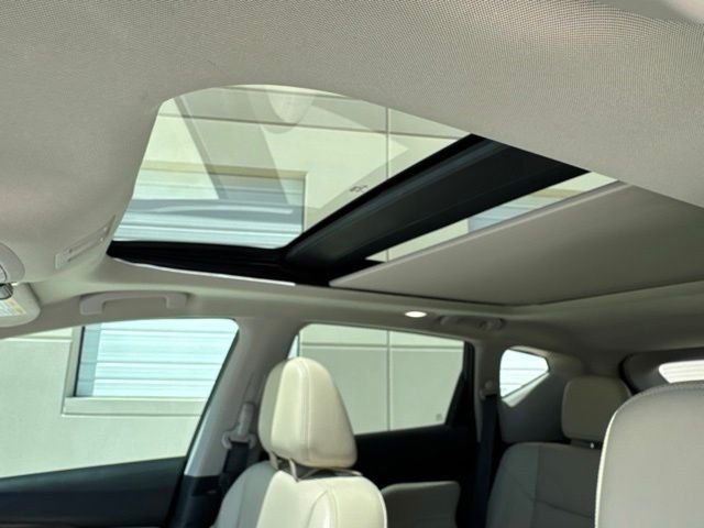 Used 2021 Red Nissan Platinum image 9