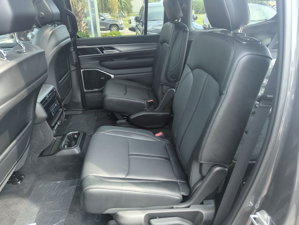 New 2026 Baltic-Gray Metallic Clear-Coat Exterior Paint Jeep Limited Reserve image 30