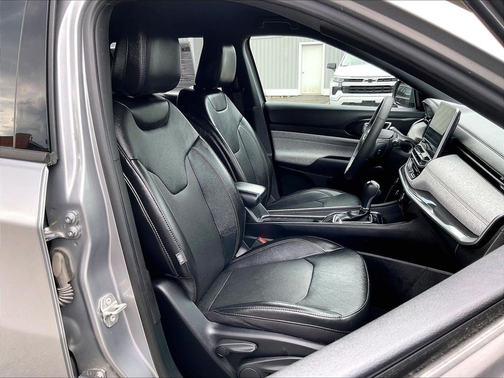 Used 2023 Silver Jeep Latitude Lux image 11
