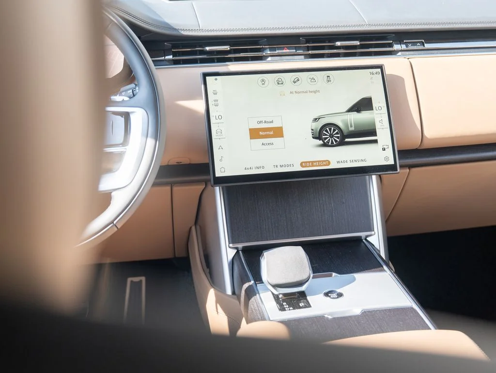 New 2026 Fuji White Land Rover SE image 19