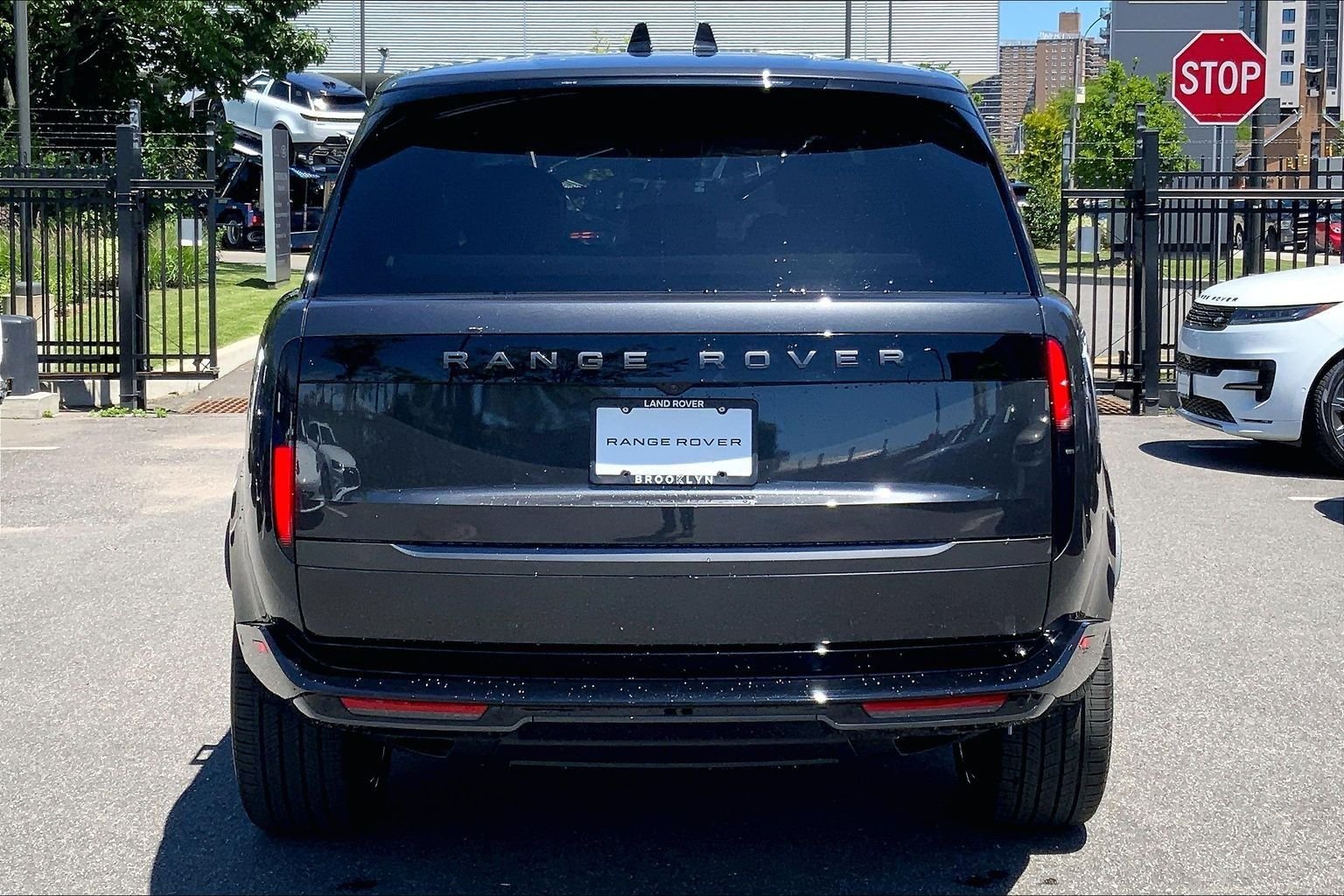 New 2026 Carpathian Grey Land Rover SE image 4