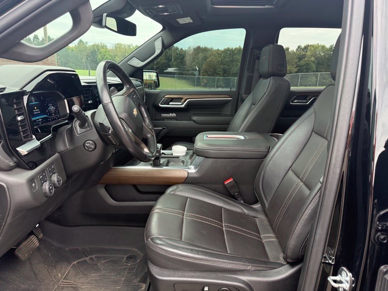 Used 2022 Black Chevrolet High Country image 3