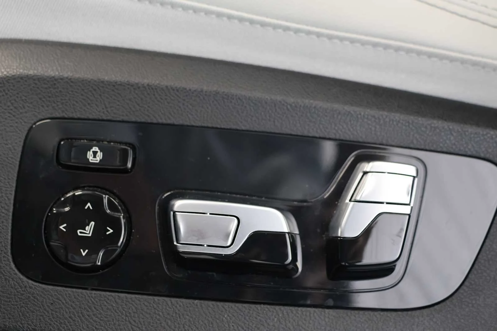 Certified Used 2024 Brooklyn Grey Metallic BMW xDrive40i image 14