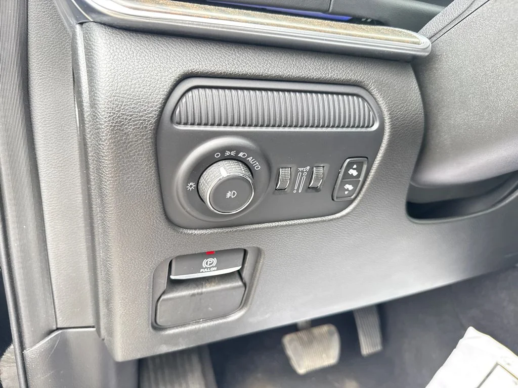 Used 2024 Black Jeep Base image 13
