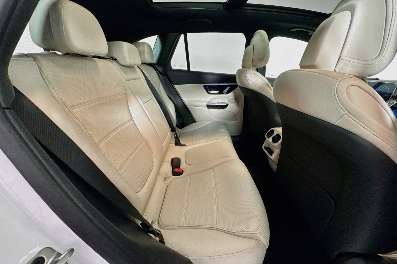New 2026 Polar White Mercedes-Benz GLC 300 image 25