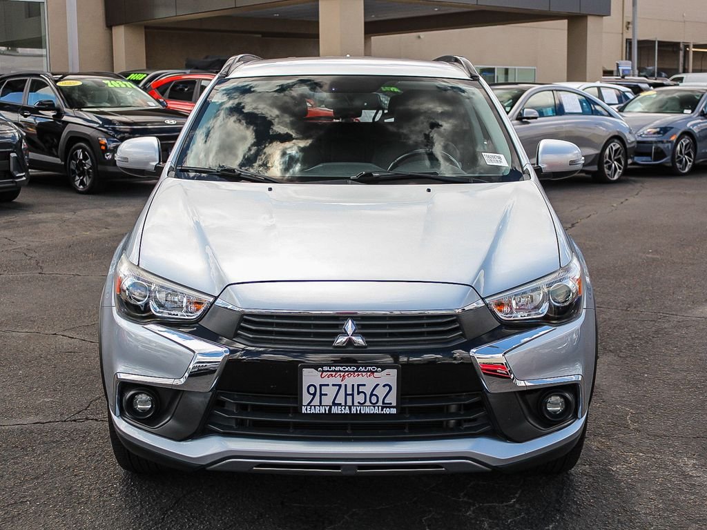 Used 2017  Mitsubishi SEL image 2