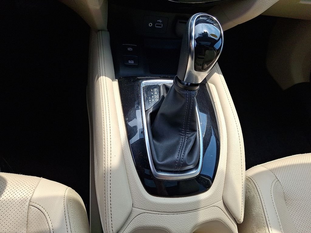 Used 2019 Green Nissan SL image 16